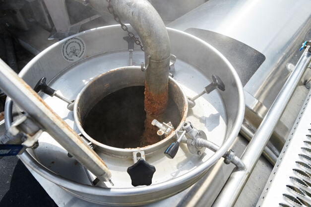 Schlempe, Co-Produkt bei der Destillation von stärkehaltigen Pflanzenbestandteilen und hochwertiges Eiweißfuttermittel für Nutztiere. Sie wird mit einer Temperatur von 90 Grad in Tanklastwagen gefüllt und direkt zu Mast- und Molkereibetrieben gefahren. Schlempe wird auch getrocknet und als Pellets (DDGS) verfüttert.
Quelle: BDBe